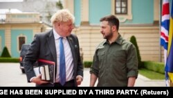 Президент України Володимир Зеленський і прем’єр-міністр Великої Британії Борис Джонсон позують для фотографії перед зустріччю, у Києві, Україна, 17 червня 2022 року. Прес-служба президента України/Роздатковий матеріал через REUTERS