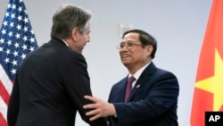 Ngoại trưởng Hoa Kỳ Antony Blinken (trái) bắt tay Thủ tướng Việt Nam Phạm Minh Chính trong cuộc gặp song phương vào ngày 13/5/2022 tại thủ đô Washington, Hoa Kỳ.