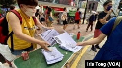 社民连成员在街站向市民派传单,只有一张折台,没有任何横额、标语及旗帜。 (美国之音 汤惠芸)