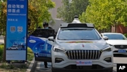 中国北京首钢园区里一辆正在运营的百度“萝卜快跑”自动驾驶出租车(资料照片,2021年5月2日)