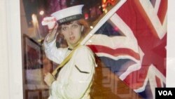 1997年7月1日零晨,主权移交1小时,摄影师朱迅在往中环酒吧区兰桂坊的路上,遇上这位外籍女子。 (美国之音/汤惠芸)