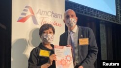 台湾美国商会副会长吴王小珍(左)与台湾美国商会执行长魏立安(Andrew Wylegala)手持周三发表的2022台湾美国商会白皮书。(2022年6月22日)