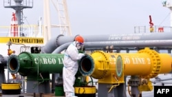 Архівне фото: інспектор перевіряє нафтовий танкер в Китаї, травень 2022 року (Photo by AFP)