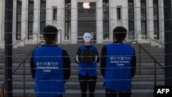 资料照片:活动人士在苹果旗舰店外搭建了一个模拟维吾尔族强迫劳动营。(华盛顿,2022年3月4日)