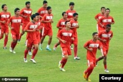 Semua berawal dari dunia sepak bola. Dipo di Arema Malang IPL tahun 2012 (Dokumentasi pribadi)