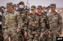 2022年美国陆军非洲司令部司令汤森德(左)和摩洛哥皇家武装部队法鲁克中将抵达摩洛哥西南部坦坦地区参加第二届年度“非洲雄狮”军事演习