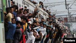 资料照片:一列挤满人群的火车在新冠疫情期间驶离印度加济拉巴德的车站。(2021年9月21日)