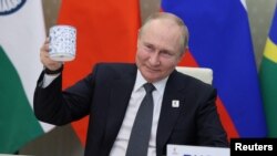 资料照:俄罗斯总统普京在莫斯科出席第十四次金砖五国峰会期间举杯致敬。((2022年6月23日)