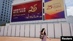 为庆祝香港主权回归中国25周年香港街头竖立的标语牌。(2022年6月29日)