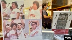香港猎人书店6月份在厨窗上贴上1989年曾经参与”民主歌声献中华”声援八九民运学生的香港艺人照片,包括成龙(右上)、曾志伟(左上)、钟镇涛(右下)及肥妈(左下中)。 (美国之音/汤惠芸)