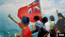 1997年主权移交前的渡轮上,摄影师朱迅拍摄到善信们向天向海撤冥纸,是否祈求神明保佑香港? (美国之音/汤惠芸)