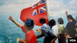 1997年主权移交前的渡轮上,摄影师朱迅拍摄到善信们向天向海撤冥纸,是否祈求神明保佑香港? (美国之音/汤惠芸)