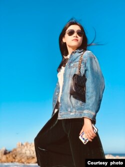 社交媒体油管“小翠时政财经”频道主小翠(照片由本人提供)