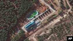 На цьому зображенні від Maxar Technologies показано будинок людей похилого віку у східному регіоні Луганська, Україна, 13 жовтня 2021 року. (Супутникове зображення © Maxar Technologies, 2022 через AP)