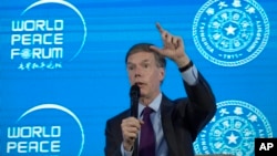 资料照片:美国驻中国大使伯恩斯在北京召开的世界和平论坛上讲话。(2022年7月4日)