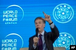 美国驻华大使伯恩斯(Nicholas Burns)在北京召开的世界和平论坛上讲话。(2022年7月4日)