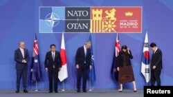 在去年(2022年6月29日)北约马德里峰会期间,受邀出席的“亚太四国”领导人--澳大利亚总理阿尔巴内斯、日本首相岸田文雄、新西兰总理阿德恩以及韩国总统尹锡悦正准备同北约秘书长斯托尔滕贝格一起合影。