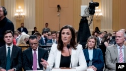 前白宫助理卡西迪·哈钦森在众议院调查冲击国会大厦事件的委员会举行的听证会上作证。(2022年6月28日。)