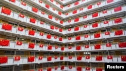 香港一座居民楼挂满中国国旗和香港旗帜。(2022年6月26日)