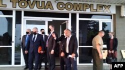 资料照片:白宫国家安全委员会印太政策协调员坎贝尔(左前)与所罗门群岛反对派领袖马修·威尔(右三)在霍尼亚拉会面后离开。(2022年4月22日)