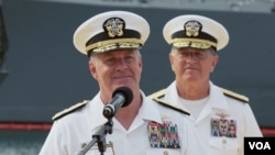 美军太平洋舰队司令塞缪尔·帕帕罗海军上将(左)