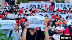 在中国河南一些农村银行前抗议银行冻结存款的储户们。(2022年7月10日)