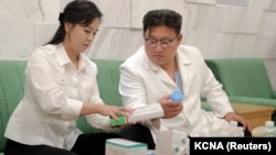 朝鲜官媒发布的朝鲜领导人金正恩夫妇在查看自己捐献的药品。(2022年6月16日)
