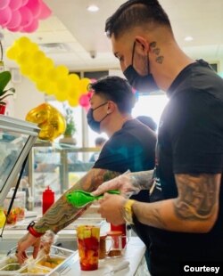 Dipo tak sungkan terjun langsung melayani pelanggan (Dokumentasi pribadi)