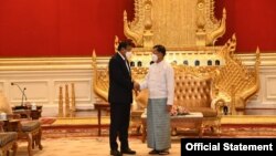 မြန်မာနိုင်ငံဆိုင်ရာ အာဆီယံ အထူးကိုယ်စားလှယ် ကမ္ဘောဒီးယား နိုင်ငံခြားရေးဝန်ကြီး Prak Sokhonn နဲ့ စစ်ကောင်စီအကြီးအကဲ ဗိုလ်ချုပ်မှူးကြီးမင်းအောင်လှိုင်တို့ ဒီနေ့ နေပြည်တော်မှာ တွေ့ဆုံ ( ဇွန် ၃၀၊ ၂၀၂၂/ဓာတ်ပုံ တပ်မတော်သတင်းမှန်ပြန်ကြားရေးအဖွဲ့)