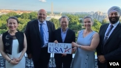 台湾驻美代表萧美琴(左1)2022年6月25日在华盛顿俯瞰白宫的亚当斯酒店为台湾参加“选择美国投资峰会”代表团举行欢迎酒会,出席人士包括左起,美国商务部助理部长文卡塔拉曼,台湾国家发展委员会主任委员龚明鑫、美国在台协会台北办事处处长孙晓雅、“选择美国投资峰会”执行主任辛格 (美国之音锺辰芳拍摄)