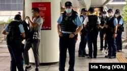 今年7月1日香港主权移交25周年,警方在湾仔一条通往会议展览中心的行人天桥上严密布防,搜查一名在场采访的摄影记者。 (美国之音 汤惠芸)