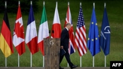 德国总理朔尔茨在七国集团峰会闭幕的记者会上讲完话离开讲台。(2022年6月28日)