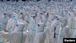 中国吉林省长春市身穿防护服的医护人员准备前往梅河口进行新冠防疫工作。(2022年4月12日)