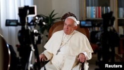 罗马天主教教宗方济各在梵蒂冈接受路透社独家采访。(2022年7月2日)