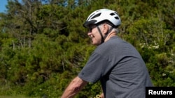 美国总统拜登在特拉华州的海滨骑车(2022年6月18日)