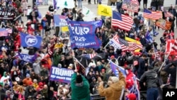 资料照片:2021年1月6日冲击国会大厦的骚乱者。