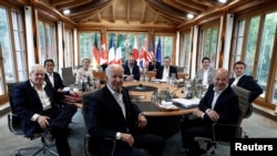 美国总统拜登(中)出席德国南部艾尔茂豪华城堡酒店举办的七国集团峰会期间的工作会议(2022年6月28日)