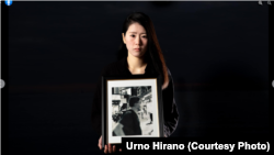 平野雨龙手持梁健辉的遗照。(图片来源:平野雨龙脸书网站)