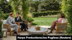 奥普拉·温弗瑞创立的哈普制作公司发布的照片显示梅根与哈里接受奥普拉·温弗瑞专访。