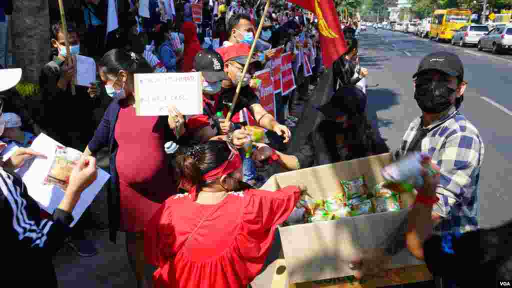 ရန်ကုန်မြို့ရှိ အမေရိကန်သံရုံးရှေ့ စစ်အာဏာသိမ်း ဆန့်ကျင် ဆန္ဒပြ မြင်ကွင်း။