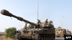 2023年10月8日,以色列士兵在车队中前往加沙地带边境的一个秘密地点。 (法新社图片。)