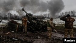 Військовики ЗСУ використовують гаубицю M777 на лінії фронту на Донеччині, 23 листопада 2022. Radio Free Europe/Radio Liberty/Serhii Nuzhnenko via REUTERS