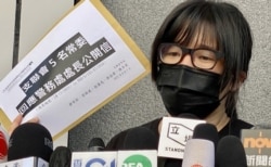 邹幸彤手持回应警务处处长的公开信,重申支联会并非外国代理人(美国之音/汤惠芸)