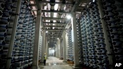 2020年5月16日,一名工人正在以色列哈代尔市的一座海水淡化工厂工作。