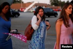 (左起)前白宫公共事务办公室公关主任奥马罗萨‧马尼戈特,新闻秘书萨拉·桑德斯和总统助理霍普·希克斯在美国俄亥俄州维也纳的扬斯敦 - 沃伦地区机场(2017年7月25日)