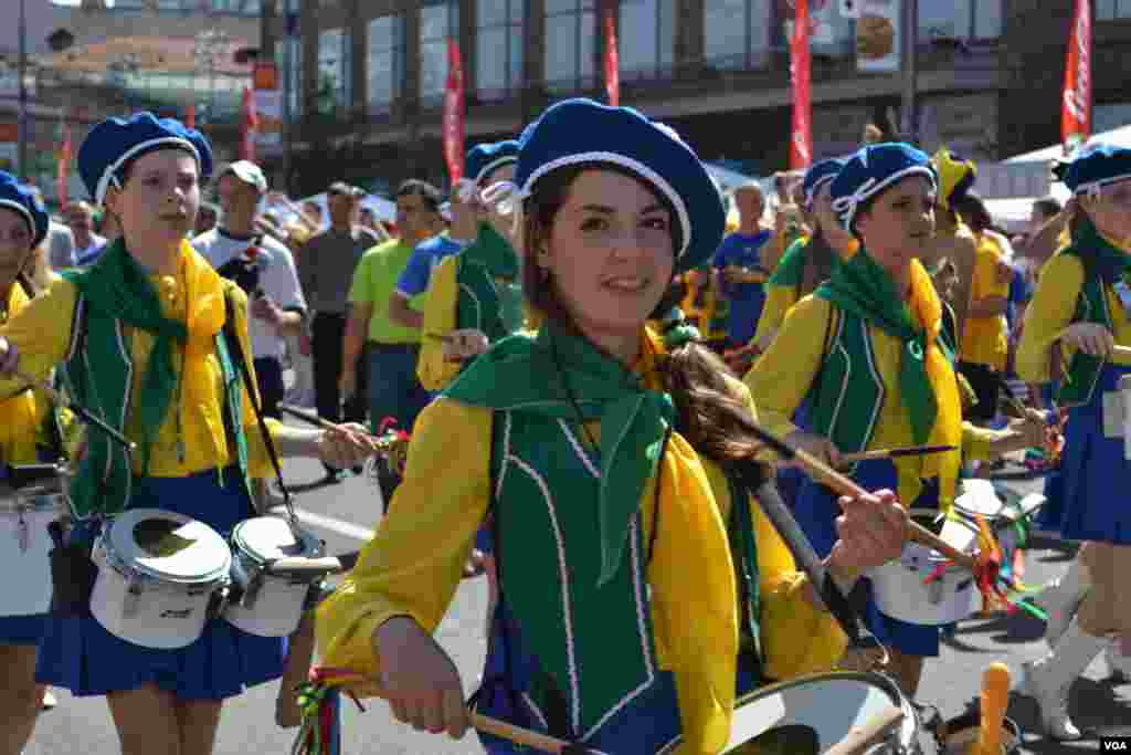 Фанатів розважають вуличними оркестрами, концертами місцевих зірок.