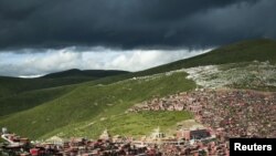 在中国四川省甘孜藏族自治州色达县境内的喇荣五明佛学院的房舍(2013年7月23日)。这个佛学院后来被部分拆除