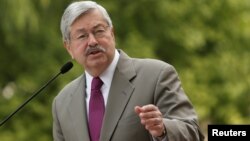 美国驻华大使布兰斯塔德在北京的大使官邸前对媒体讲话(2017年6月28日资料照)