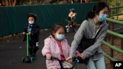 香港公园里带着口罩的市民和儿童。(2020年1月31日)