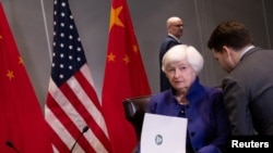 资料照:美国财政部长耶伦抵达旧金山与中国国务院副总理何立峰举行双边会晤。(路透社:2023 年11月10日)